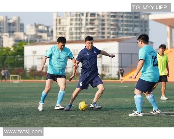 大学足球明星穿越球场激情瞬间展现青春风采与梦想追逐